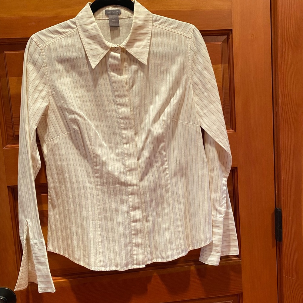 Sz 8 Ann Taylor Blouse, Cuff Links Required (not included)